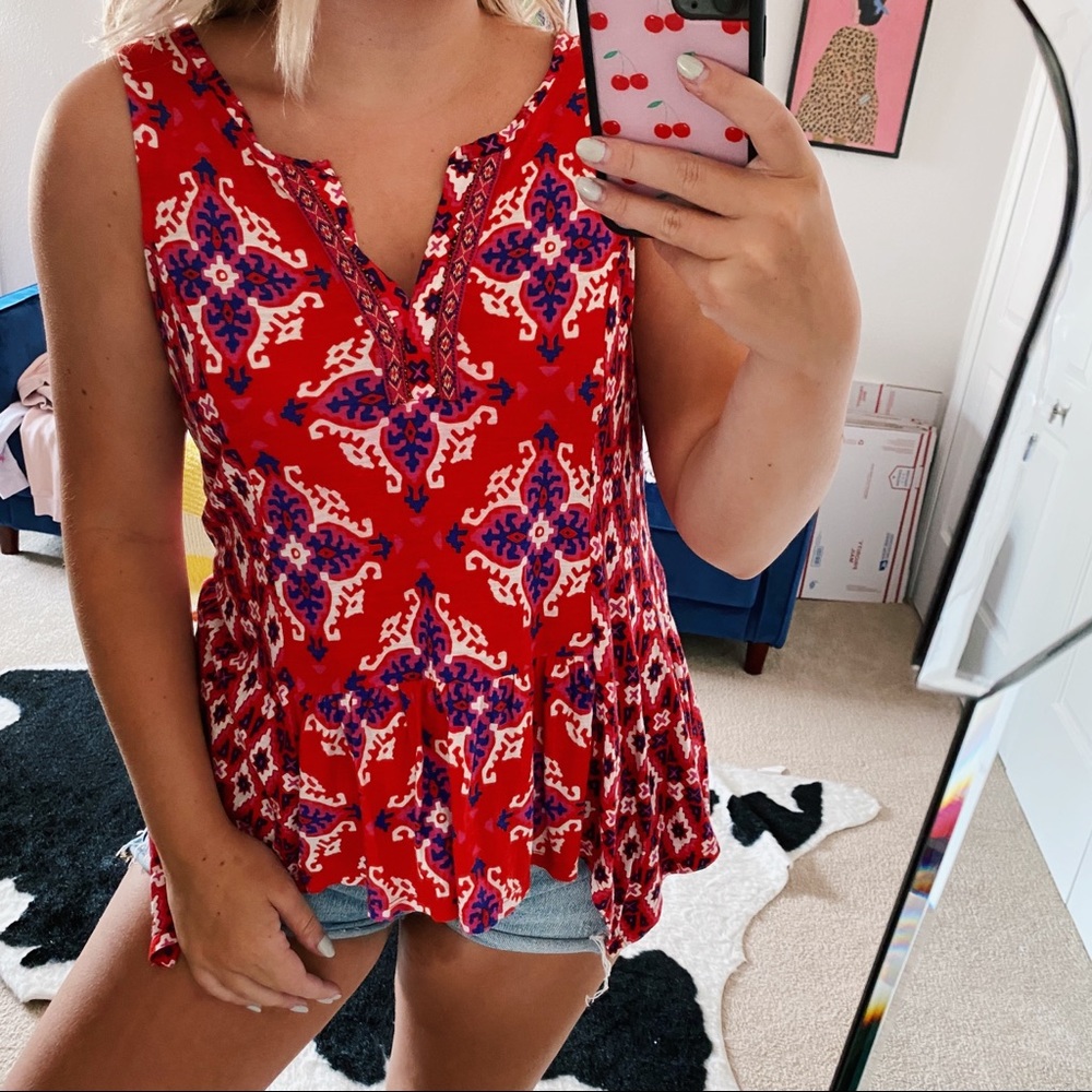 Anthropologie akemi and Kin red paisley tank top size Small